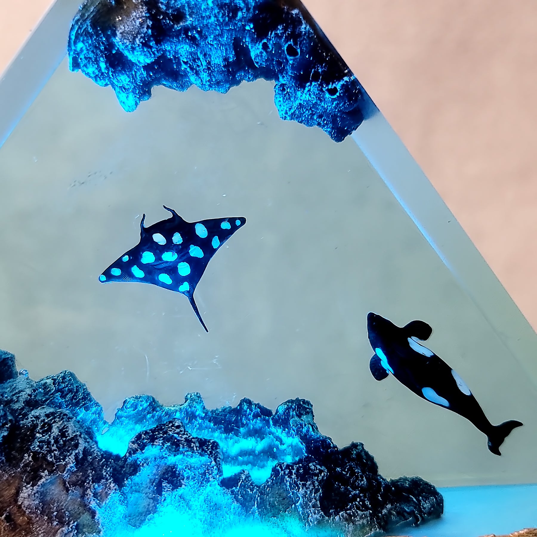 Orca & Manta Ray Ocean Epoxy Resin Lamp – Triangle Underwater LED Night Light