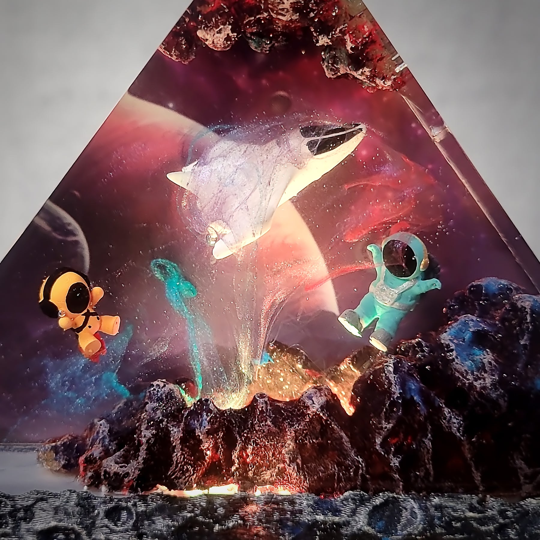 Astronaut Space Diorama Epoxy Resin Lamp – Cosmic Manta Ray Galaxy Night Light