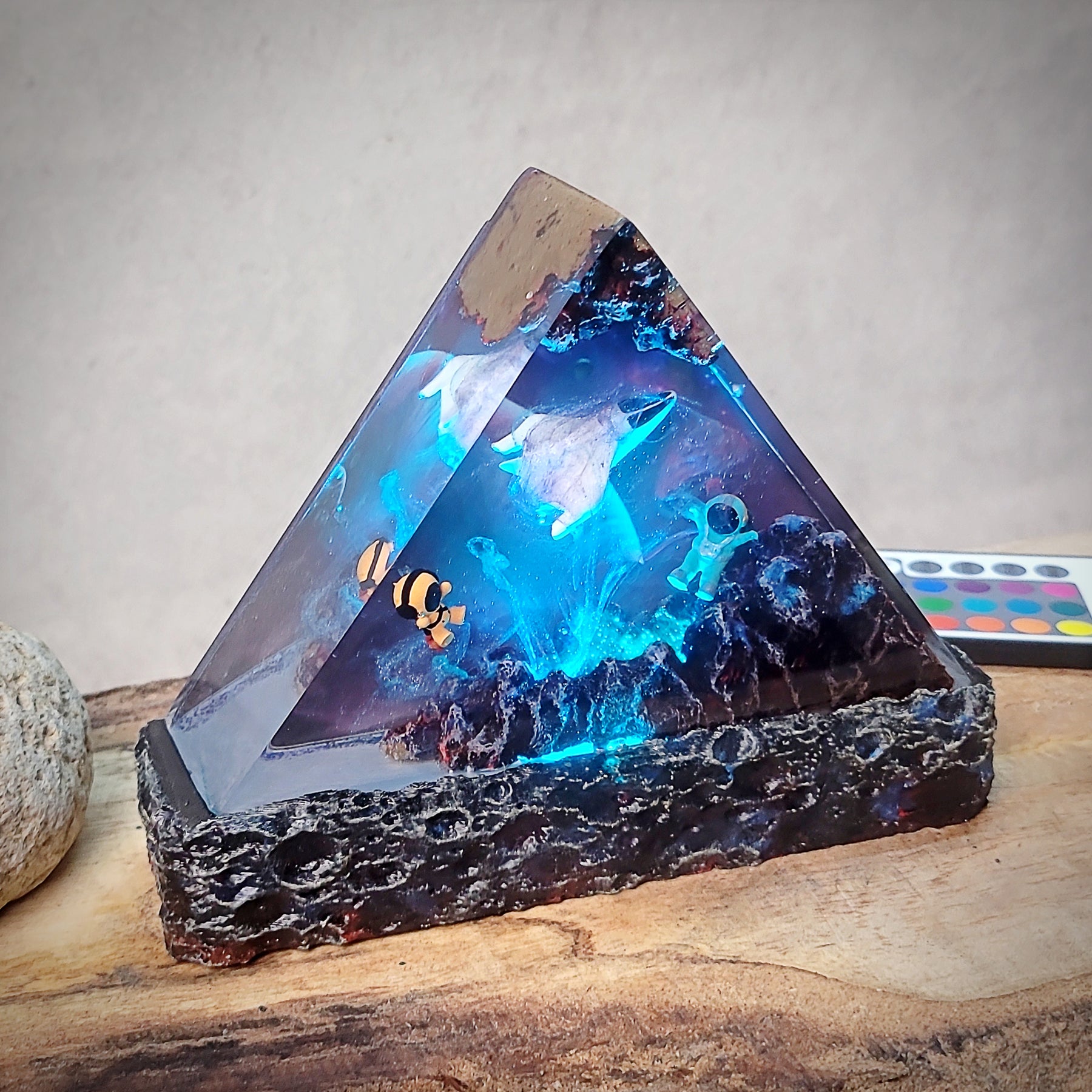 Astronaut Space Diorama Epoxy Resin Lamp – Cosmic Manta Ray Galaxy Night Light