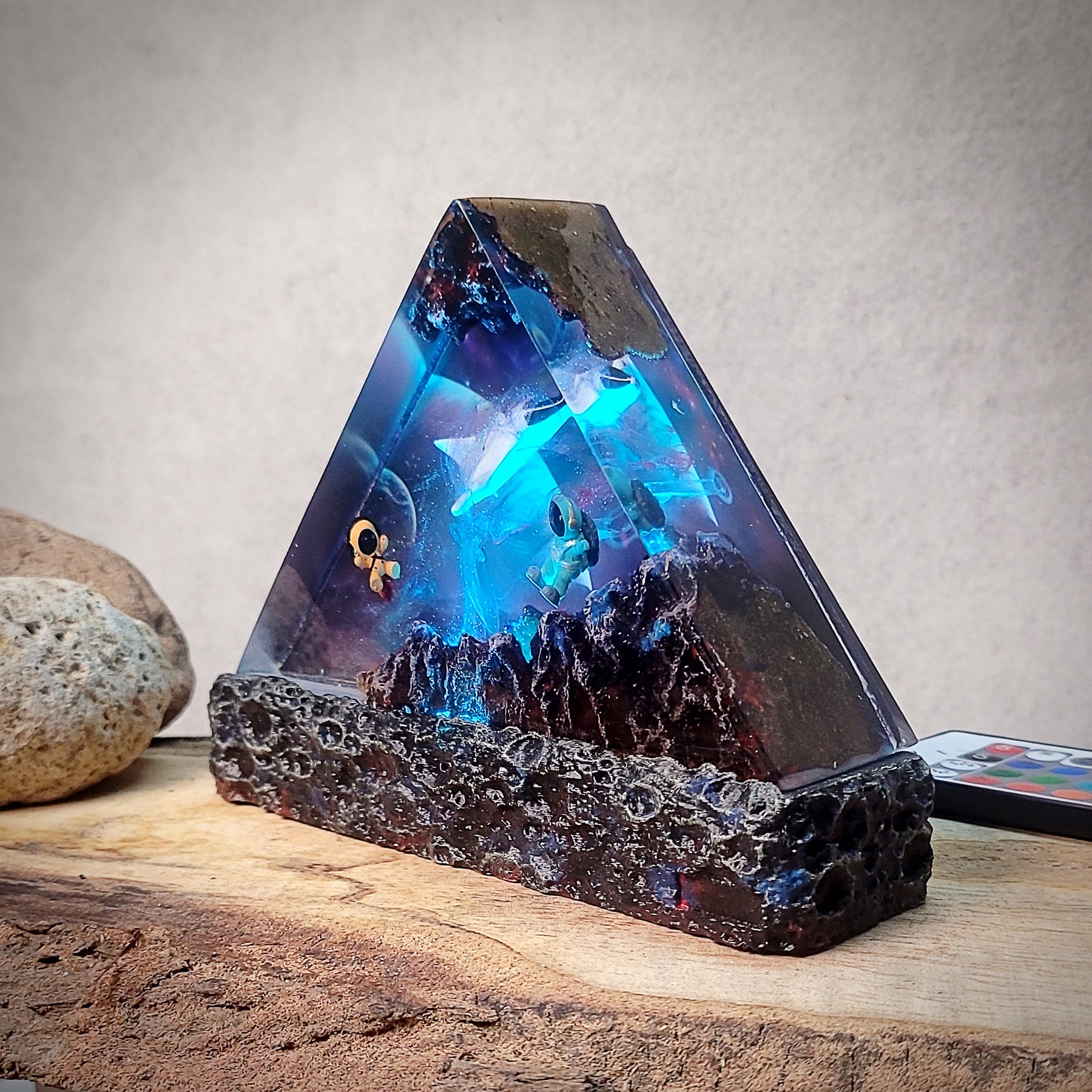 Astronaut Space Diorama Epoxy Resin Lamp – Cosmic Manta Ray Galaxy Night Light
