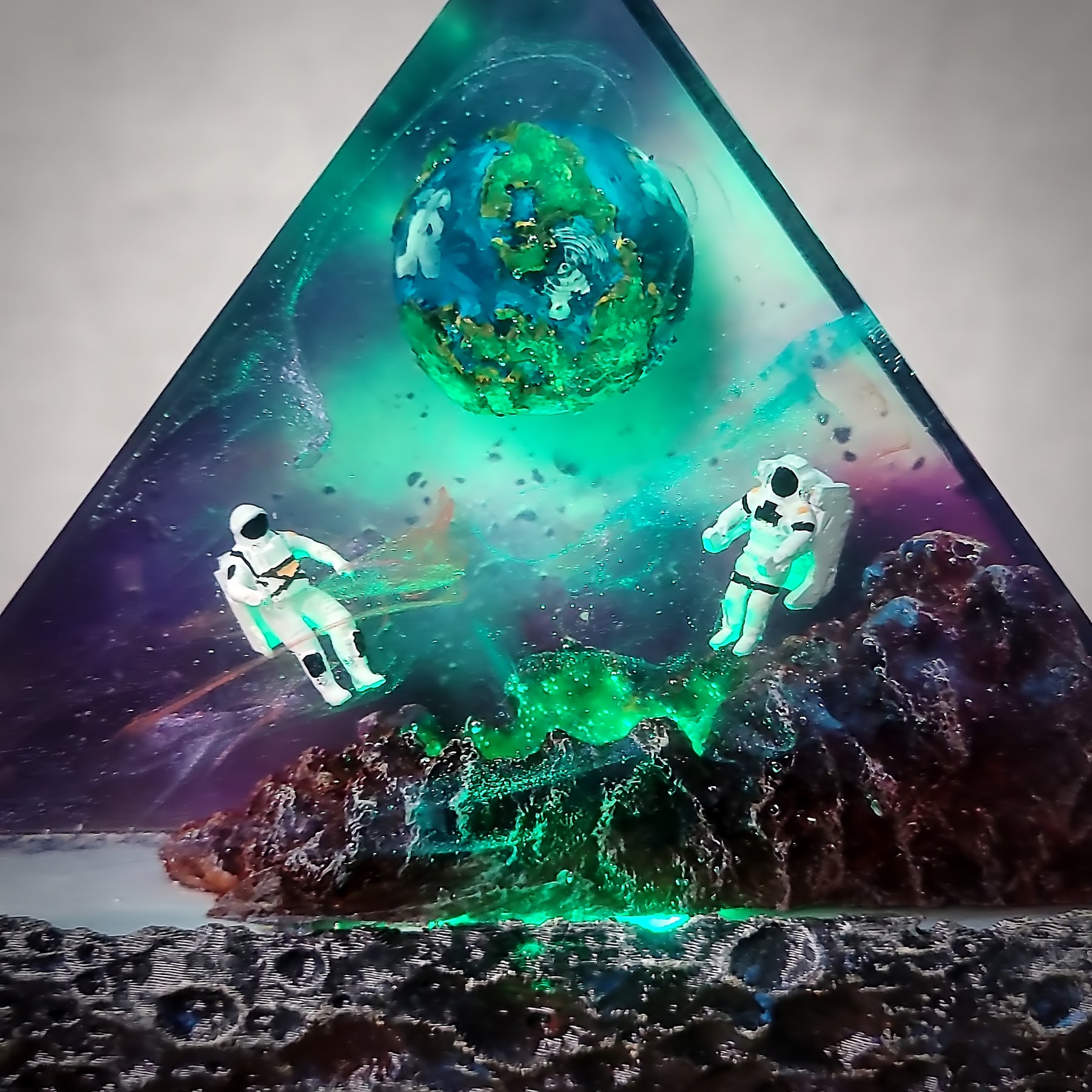 Astronaut Space Galaxy Resin Lamp – Earth Planet Cosmic Explorer Diorama Light