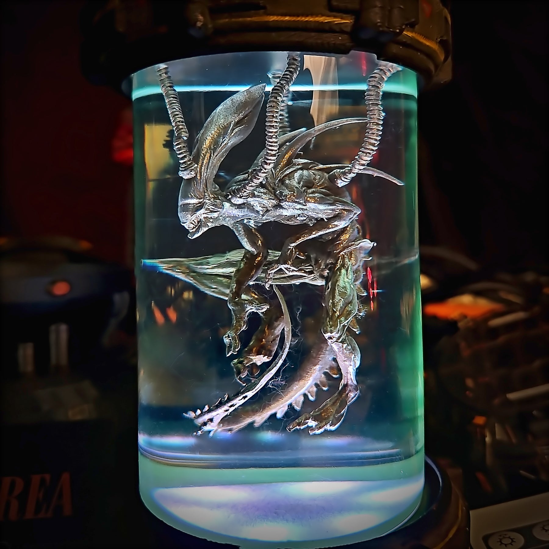 Xenomorph Alien Epoxy Resin Lamp – Sci‑Fi Specimen Pod RGB LED Night Light