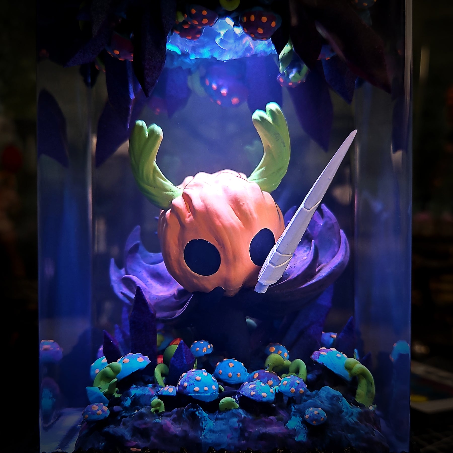 Hollow Knight Pumpkin Knight Epoxy Resin Lamp – Dark Forest Mushroom Diorama Light
